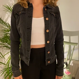 Svart jeansjacka  - Kort svart jeansjacka från only, storlek 34 i gott skick frakt tillkommer, Skicka för fler bilder