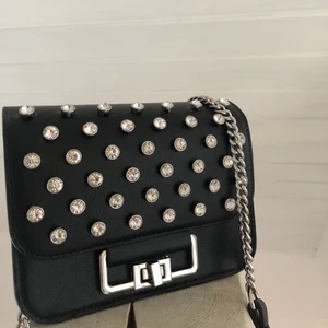 Zara väska - Säljer denna zara väska då den inte används, helt nyttskick. Köptes för 2 år sedan så finns inte kvar att köpa på hemsida. Frakt på 66kr tillkommer💞 