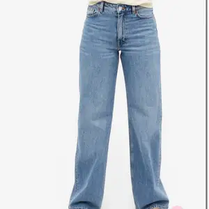 Snygga och näst intill oanvända boyfriend jeans från Monki i den populära modellen Yoko. Mycket bra pris för jeansens fina skick, frakt tillkommer!