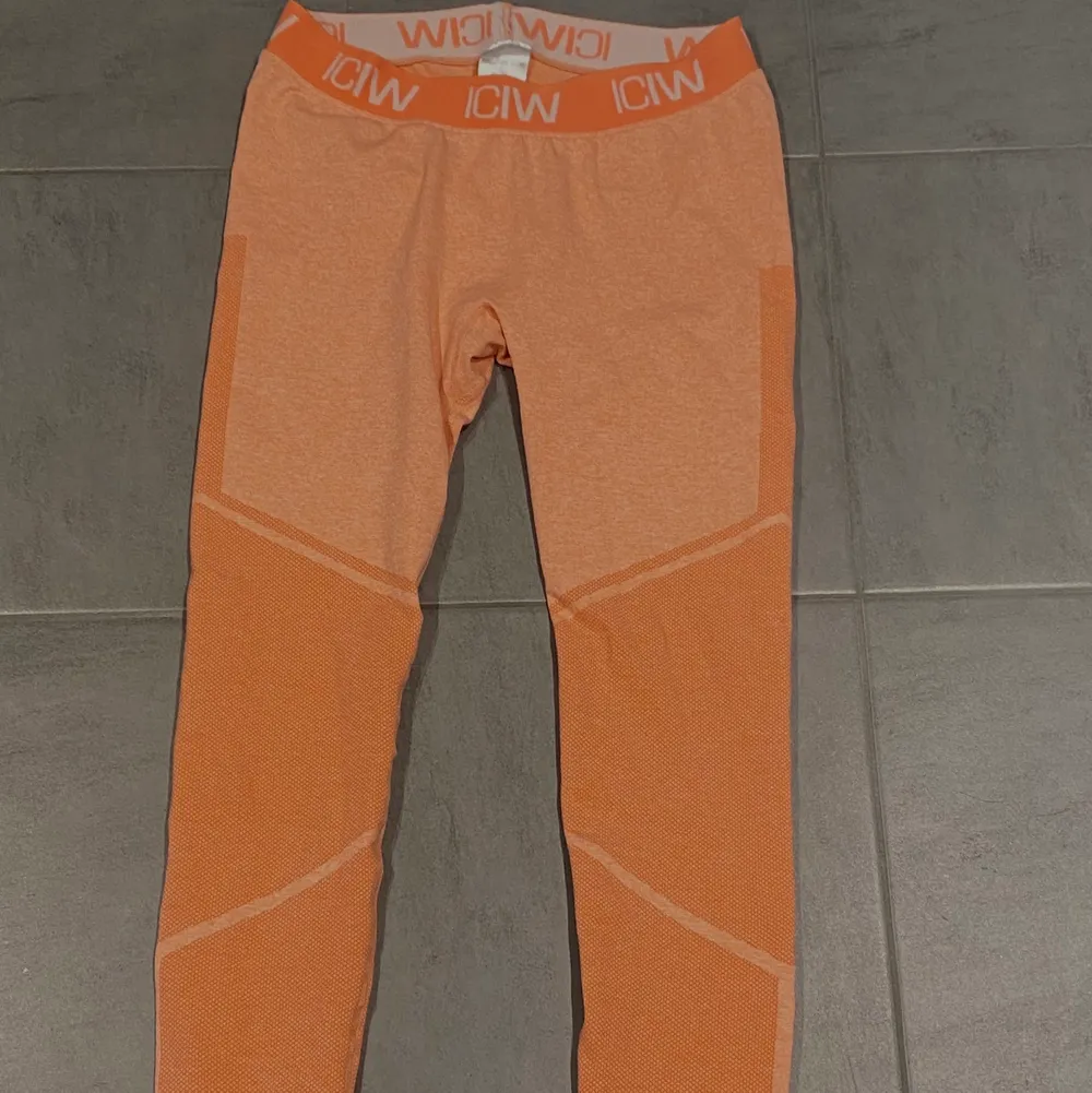 Ett par orange träningstights från ”I Can I Will”. Jeans & Byxor.