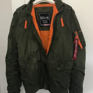 Jacka alpha industries - Säljer min ascoola jacka från alpha industries pga att den inte kommer till användning längre. Den är perfekt nu till hösten och vintern då den är lite varmare, jackan är mörkgrön med orange insida och orangea detaljer. Jackan är i storlek medium herr, men på mig sitter den oversized och jag är M, så den passar de flesta beroende på önskad passform. Jackan är knappt använd så den är i väldigt fint skick, nypris 2300kr, mitt pris 1000kr!  Priset kan diskuteras 💕