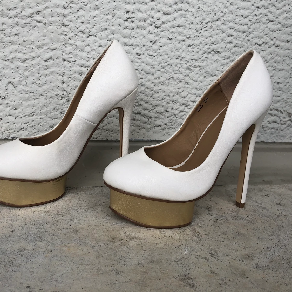 Snygga vita eleganta högklackade skor. - 90