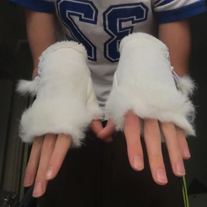 Y2k torgvantar - Säljer mina jätte söta fluffiga torgvantar/handvärmare köpta i Paris i våras! Knappt använda och jätte mysiga #y2k Y2k stil