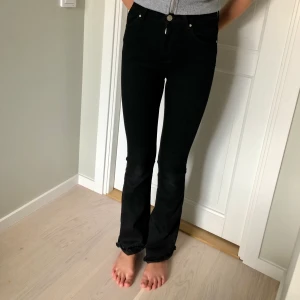 Svarta flare jeans, storlek XS!  - Fint skick men avklippta i änden på jeansen