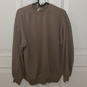 Beige/brun sweatshirt  - Jättefin sweatshirt som inte kommer till användning längre! Storlek xs i herr storlek så den sitter mer som en m! Passar till allt och jättefin nu till hösten!