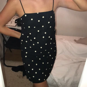 Prickig klänning - Skit fin klänning som inte kommer till användning, har en dragkedja under armen💞