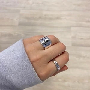 Ringar  - Superfina justerbara ringar pläterade med sterling silver, finns att köpa hos tinsel.se 🤍