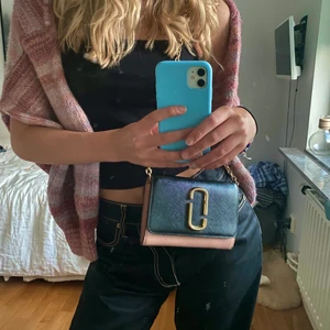 Marc Jacobs väska - Världens finaste marc jacobs väska! Lädret är i ljusrosa och svart, kedja och märket är guld. Jättefint skick men visst slitage, därav priset! Köpt för 2699💕