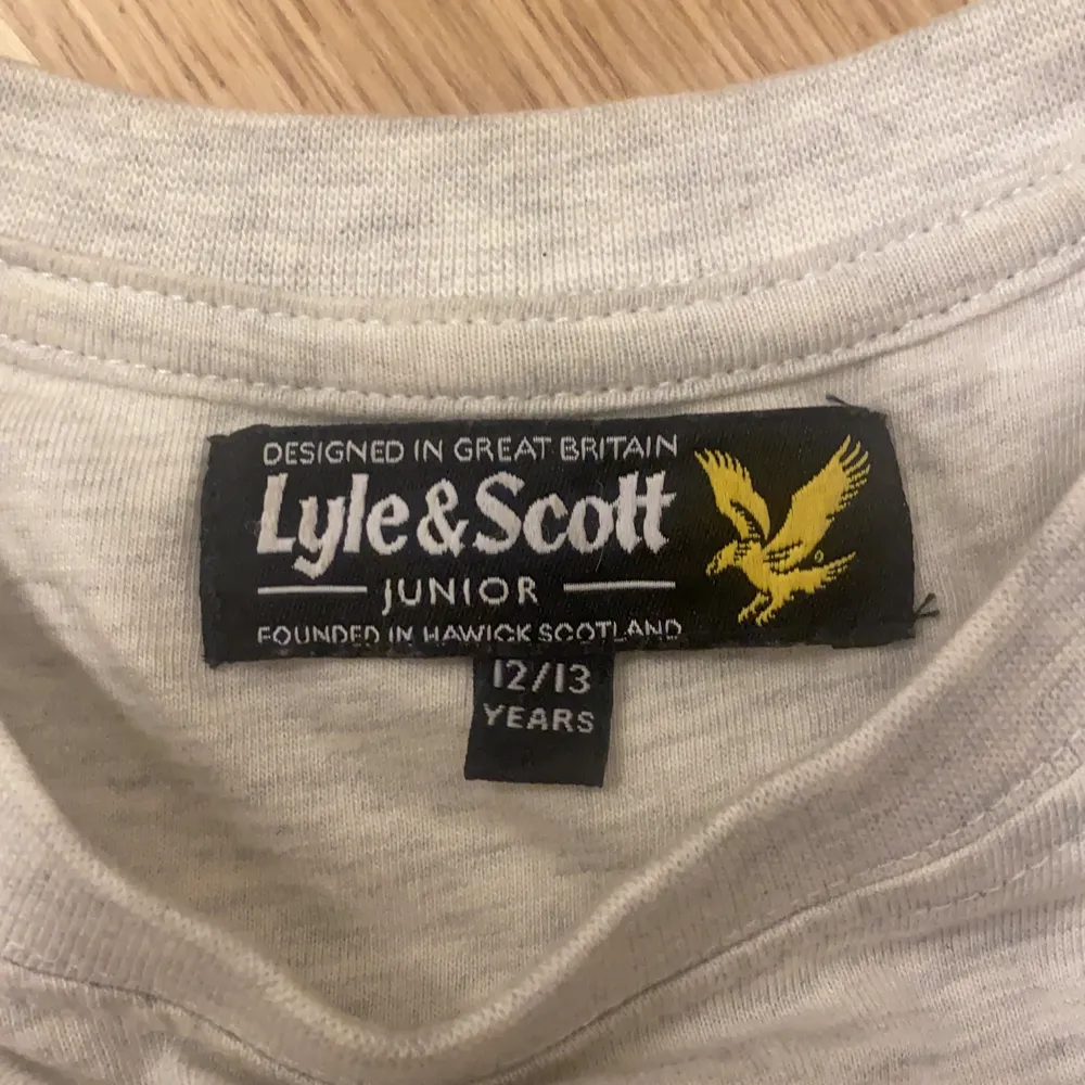 En beige T-shirt från Lyle&Scott. Storlek junior 12-13 men som en XS i storleken. Aldrig använd! . T-shirts.