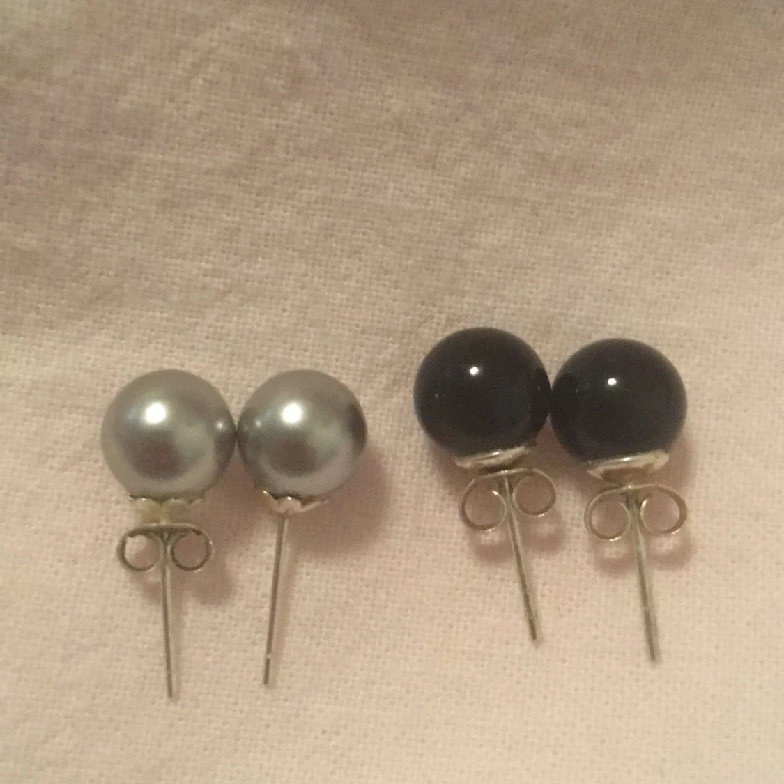 Svarta och vita pärlörhängen - 90
