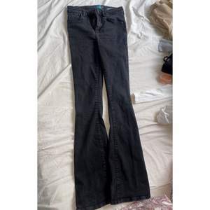 Super snygga svarta boothcut jeans ifrån Carlings 💗