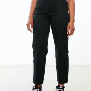 Dickies chinos/kostymbyxor  - Nypris ca 649kr. Så snygga byxor från Dickies som jag tyvärr växt ur. Det är storlek 26 men de är lite insydda i midjan så mer som en 25, är som en XS. Går ner till ankeln på mig som är 167cm. Frakt tillkommer! ☺️