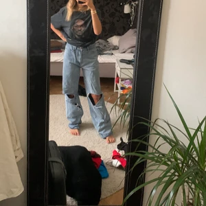 Baggy jeans - Populära boohoo jeans. Väldigt bekväma o snygga. Använt några gånger men är lite för stor i midjan för mig. Köparen står för frakt (om it mötas upp i stan)