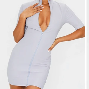 Pretty Little thing klänning  - Strl 36                                                                                 Säljer den för att den är för liten för mig                           Aldrig använd 