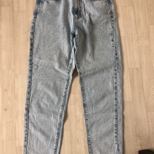 Dagny tall jeans - Jens i storlek 36 använda en gång då jag kände att modeln inte passade mig. Dragkedjan e lite halv som man kan se men inget som påverkar användningen. Köptes för 499kr bara för några månader sen.