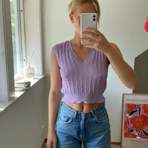 Stickad väst - Tunt stickad väst. Färgen är Lila. 