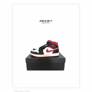 Jordan 1 Mid ” Gym red ” - Jordan 1 Mid ” Gym Red ”  • Skick: 10 / 10 ( Aldrig använd )  • Storlek: EU 43  • Bud: 1300kr Bin: 1500kr  Lägg ett seriöst bud, annars buda inte ⚡️  Fler frågor kan ställas i dm 📩