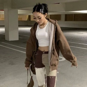 Brandy melville zip up hoodie  - säljer nu min fina zip up hoodie från brandy melville då jag håller på att rensar ut min garderob😊 perfekt skick💕 budgivning sker privat (HÖGSTA BUD:350) 