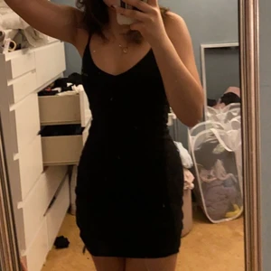 Svart klänning  - Vanlig svart klänning från hm aldrig andvänd helt ny 💗🥰