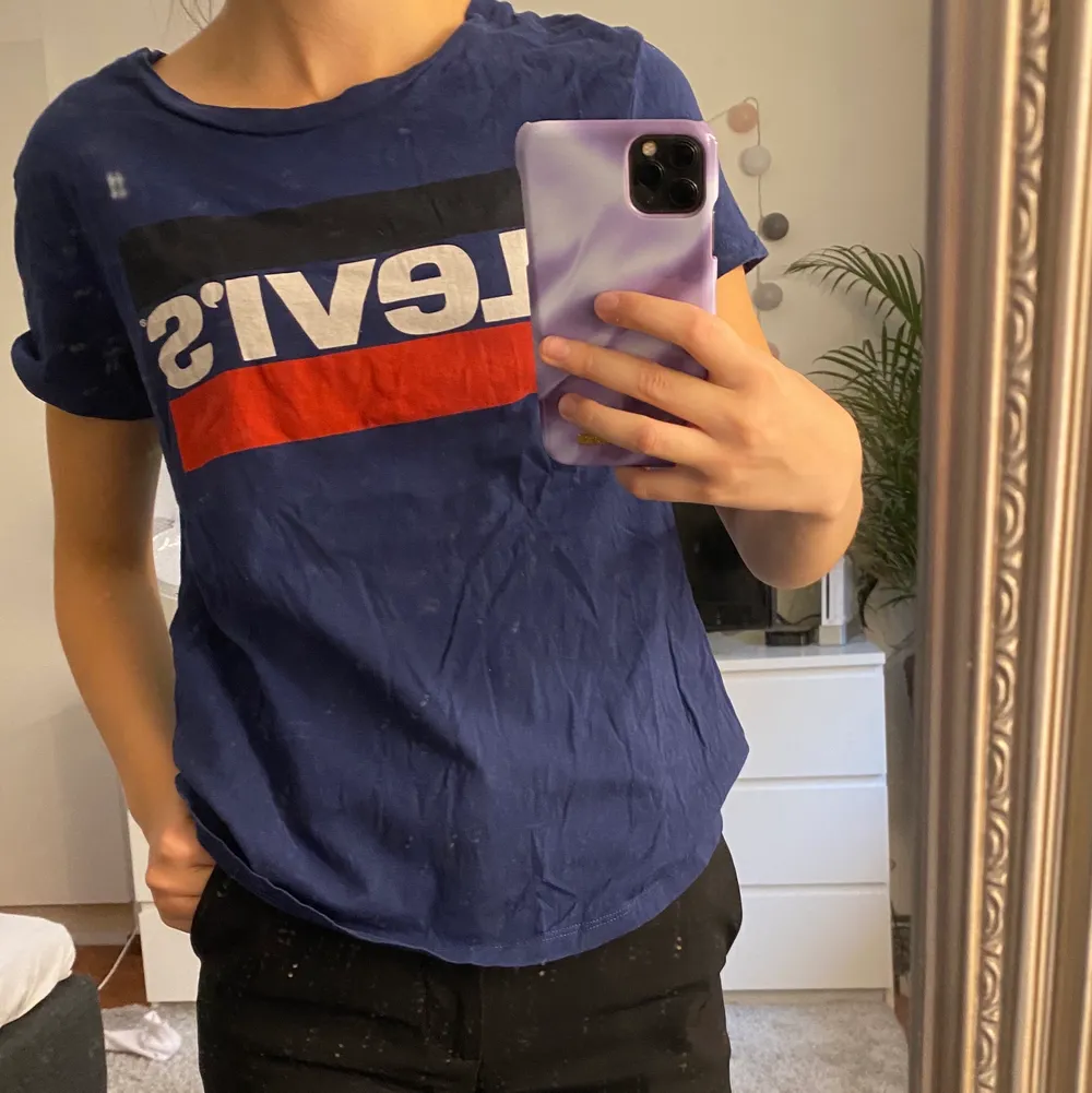 Marinblå t-shirt från Levi’s i storlek XS. Frakten är inräknat i priset. . T-shirts.