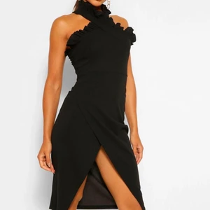 Svart bohoo klänning  - Helt ny klänning från BOHOO. Lappen finns kvar och den är i storlek xs-m funkar nästan för alla. Nypris: 349