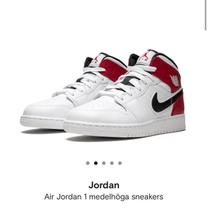 JORDAN MID 1 - Säljer mina Nike Jordan mid 1! Använder knappt då jag beställde för stor storlek. Dessa är strl 40 men mer som en 39! Jag har 38 och dem är lite stora, men det funkar! Köpta på Farfetch och digitalt kvitto medföljer isåfall! 🌼 köpta för 2600kr