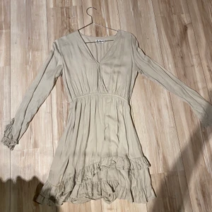 Klänning - Klänning från Linn Ahlborg x NAKD, knappt använd😊