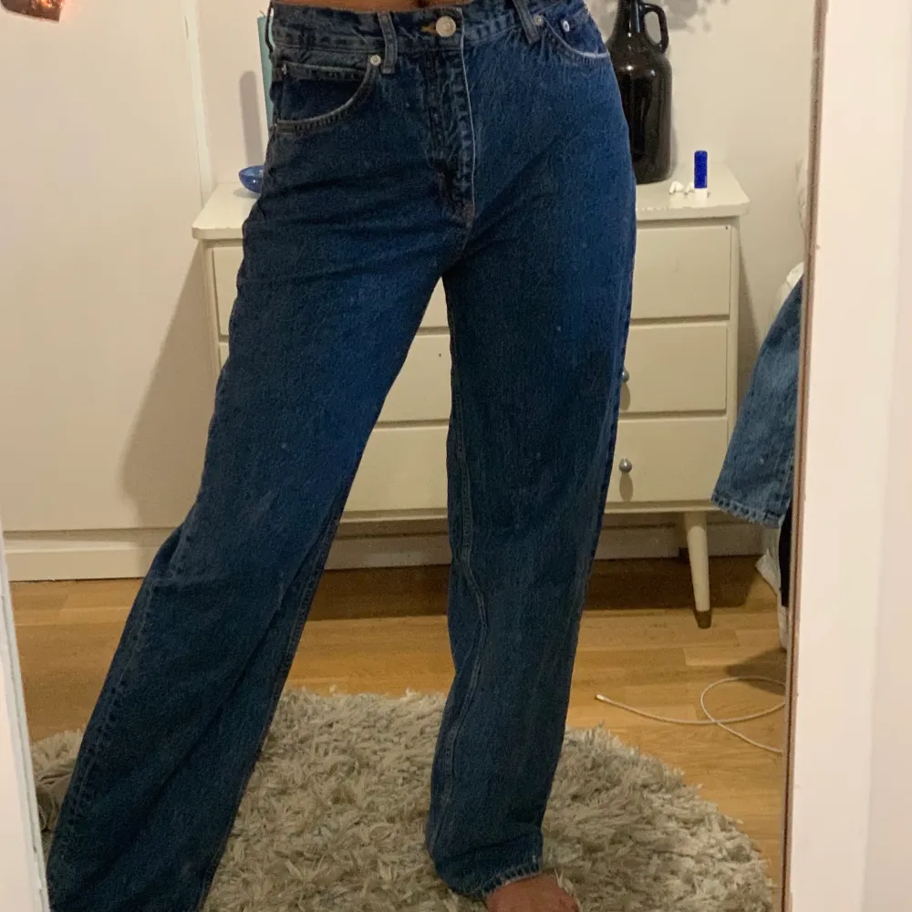 As snygga baggy jeans från pull and bear! Säljer då jag endast använt dom 1 gång sen jag köpte dom🤍 storlek 40 men sitter perfekt på mig som vanligtvis är en 38:a! Originalpris 399kr. Perfekt längd på mig som är 173cm. Jeans & Byxor.