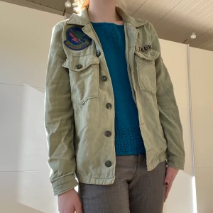 En perfekt jacka för våren! - Jättefin jacka från Zara! Köparen står för frakten