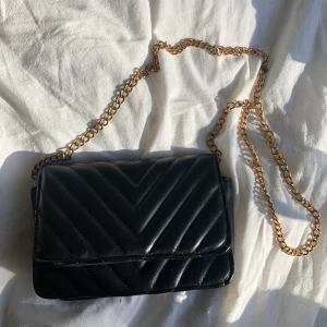 Handväska - Liten axelremsväska med guldkedja, använd ett fåtal gånger med bra skick💖                             Fraktkostnad kan diskuteras💕