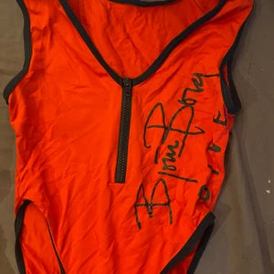 Baddräkt - As snygg baddräkt från björn borg. Oanvänd och högriskmidjan. Mera röd i verkligheten.