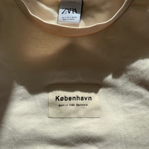 T-shirt från zara - Superfin t-shirt från zara. Storlek s men i herrstorlek så sitter snyggt oversized. Jag har vikt in den lite på bilden men den är ganska lång och stor. Säljer för 150kr ink frakt🤍