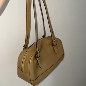 Väska - Säljer denna sjukt fina brun/beiga väskan som tyvärr inte kommer till så stor användning! Den har tyvärr lite slitningar, speciellt på rämmarna och därav priset! Jag brukar dock inte tänka på det. Skriv privat vid intresse🐻🐻