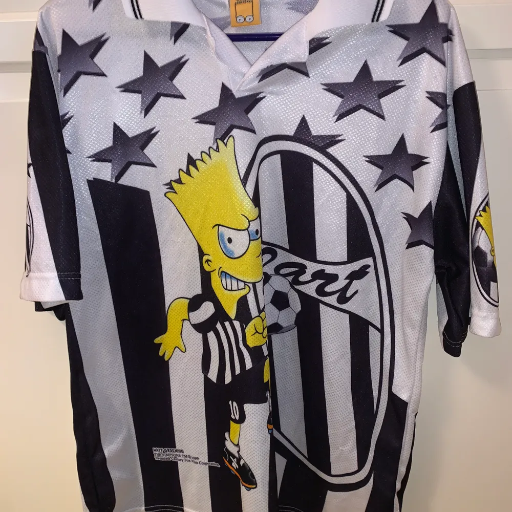 Riktigt fet och unik the Simpsons Bart fotbolls t-shirt. Sitter riktigt snyggt oversized och är storlek XL 🤩🔥🔥 Säljs på depop för ca 800 - 1000kr, mitt pris är 800kr inkl frakt🔥🦋✨. T-shirts.