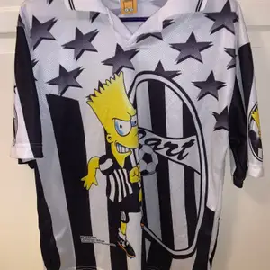 Riktigt fet och unik the Simpsons Bart fotbolls t-shirt. Sitter riktigt snyggt oversized och är storlek XL 🤩🔥🔥 Säljs på depop för ca 800 - 1000kr, mitt pris är 800kr inkl frakt🔥🦋✨