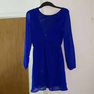 Blå klänning  - .. väldigt fin klänning som kan passa både en M och L då den är ganska luftig och stretchig , superfin att bära till ett bälte