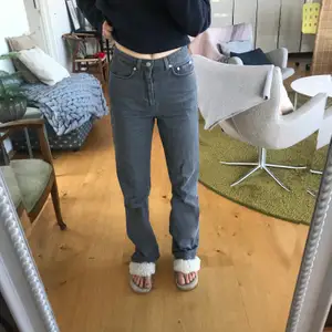 Mina favvo jeans som tyvärr blivit för små. Dom har slitningar längst ner på baksidan🖤🖤