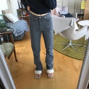Ljusgrå jeans - Mina favvo jeans som tyvärr blivit för små. Dom har slitningar längst ner på baksidan🖤🖤