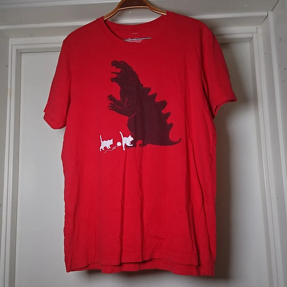 Röd t-shirt med tryck, lite slitage på trycket, se andra bilden🌻. T-shirts.