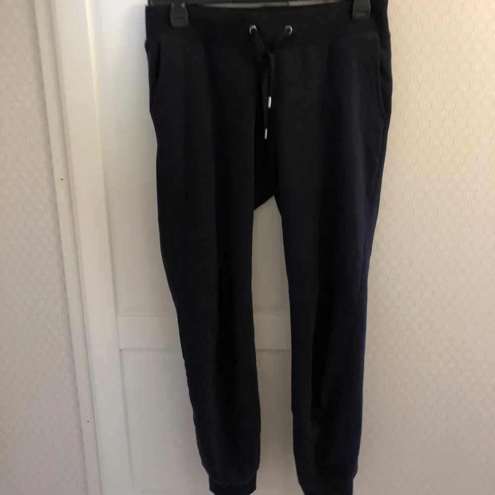 Mörkblå mjukis från Cubus💙 tyvärr för små och korta för mig (är 187 cm)! Inte särskilt använda, bra skick! Frakt tillkommer📦 . Jeans & Byxor.
