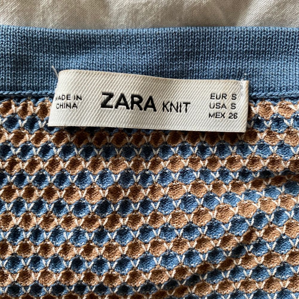Säljer denna balla blåa och orangea tröja från Zara, nästan helt oanvänd🧡 Kan skicka men köparen står för fraktkostnaden:) . Toppar.