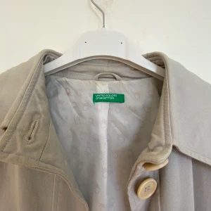 Benetton kappa, strl M - Mycket fin kappa från Benetton. Strl M. Använd och därmed visst slitage. Knappen är sönder. Skriv vid intresse för mer info💗