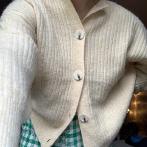 Kofta  - Gul kofta med knappar från H&M