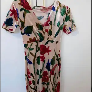 Blommig klänning från Zara köpt i Grekland. Bara använd en gån till en fest så det är i topp skick. Pris:100kr  Storlek: S