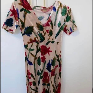 Blommig klänning från Zara - Blommig klänning från Zara köpt i Grekland. Bara använd en gån till en fest så det är i topp skick. Pris:100kr  Storlek: S