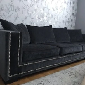 ny sammet soffa - finns att hämta i Göteborg. snabbt köp 6000 annars högst budande. lyxig i sammet, nitar längst hela, handgjord och finns ej att köpa på marknaden längre. längd 270 cm. 