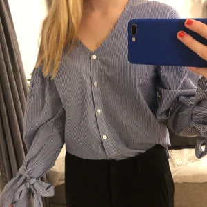 - - Superfin blå/vitrandig tröja, speciellt till sommaren 🤩 Tycker verkligen om den men får nästan aldrig användning för den :( Står storlek XS men passar både om man har S och M💕