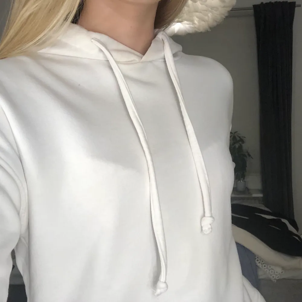 Denna vita hoodie kommer aldrig till användning då jag har så många andra 🧚🏼💖. Hoodies.