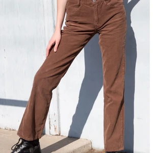 Bruna manchester byxor💒 - säljer mina skit snygga bruna manchester byxor från brandy melville, st S men lite stora i midjan men dom är lågmidjade så väldigt snygga ändå💕! Använda 2 gånger 