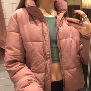 Rosa pufferjacket st S - Det här är en rosa puffig jacka som är hög i kragen. Den är köpt på Jeansbolaget men kommer från Jacqueline de Yong 